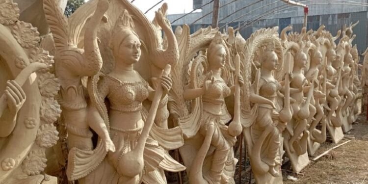 दसैँ नजिकिँदै गर्दा मूर्तिकारलाई चटारोः परम्परा जोगाउँदै जीविकोपार्जन