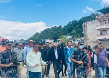 नुवाकोटको ढुङ्गेमा बाढीले पुर्याएको क्षतिको स्थलगत अवलोकनमा पूर्वप्रधानमन्त्री देउवा