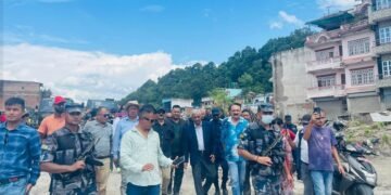 नुवाकोटको ढुङ्गेमा बाढीले पुर्याएको क्षतिको स्थलगत अवलोकनमा पूर्वप्रधानमन्त्री देउवा