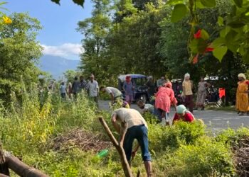 आफ्नो गाउँ सफा गर्न आफैँ जुटे युवा