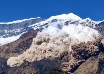 हिमलुङ हिमालमा हिमपहिरो : दुई गाइडको मृत्यु, १४ जना अझै बेपत्ता