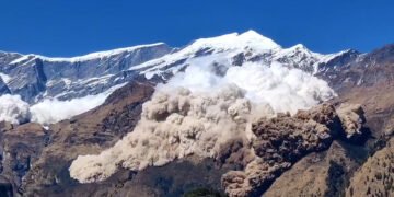 हिमलुङ हिमालमा हिमपहिरो : दुई गाइडको मृत्यु, १४ जना अझै बेपत्ता