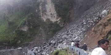 कर्णाली राजमार्गमा पहिरोको वितण्डा, सडक खुलाउन अझै केही दिन लाग्ने