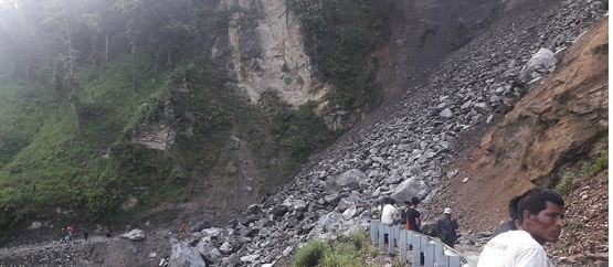 कर्णाली राजमार्गमा पहिरोको वितण्डा, सडक खुलाउन अझै केही दिन लाग्ने