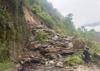 पहिरोले देशका विभिन्न सडक अवरुद्ध, यातायात सुचारु गराउने प्रयास जारी