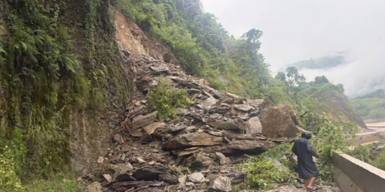 पहिरोले देशका विभिन्न सडक अवरुद्ध, यातायात सुचारु गराउने प्रयास जारी