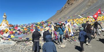 थोराङ्ला यात्रामा जोखिम बढेपछि पर्यटक मनाङबाटै फर्किन थाले