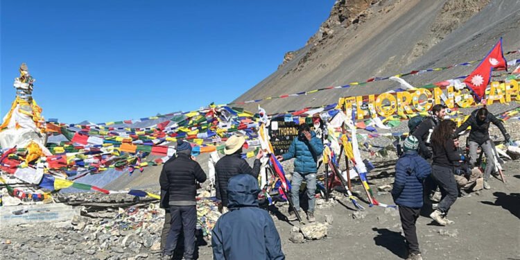 थोराङ्ला यात्रामा जोखिम बढेपछि पर्यटक मनाङबाटै फर्किन थाले