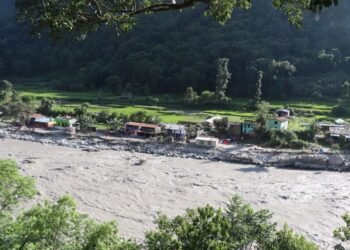बाढीले घर डुबायो, आनन्दबगरवासीलाई थातथलो छाड्ने चिन्ता