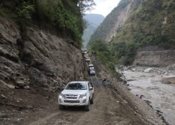 विपद् प्रभावित बेनी–जोमसोम कोरला सडकमा यातायात सञ्चालनमा चुनौती