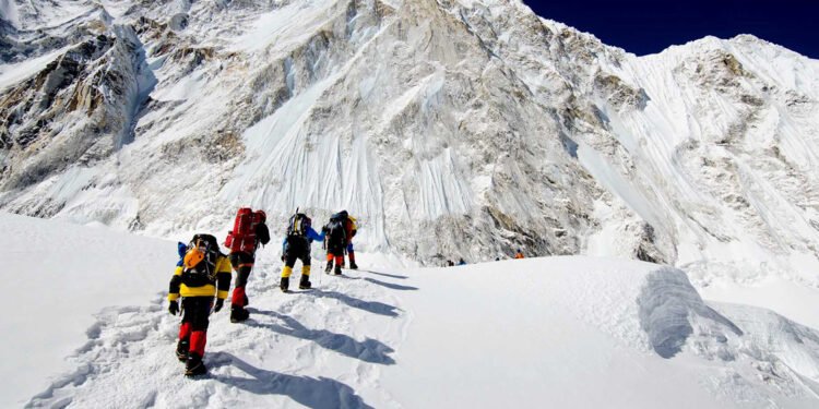 हिमाल आरोहणका लागि ७१ देशका एक हजार ९८ आरोहीलाई अनुमति