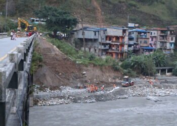 बाढीले पुलमा क्षति पुर्याएपछि यातायात ठप्प, पर्यटन र व्यापारमा असर