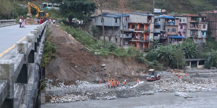 बाढीले पुलमा क्षति पुर्याएपछि यातायात ठप्प, पर्यटन र व्यापारमा असर