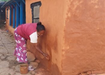 दसैँको रौनकसँगै हराउँदै रातो माटो र कमेरोको संस्कृति