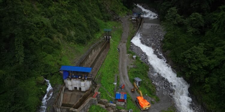 रेलेखोलाको बाँधमा बाढी, विद्युत् उत्पादन बन्द