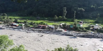 बाढीले घर डुबायो, आनन्दबगरवासीलाई थातथलो छाड्ने चिन्ता