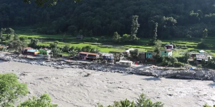 बाढीले घर डुबायो, आनन्दबगरवासीलाई थातथलो छाड्ने चिन्ता