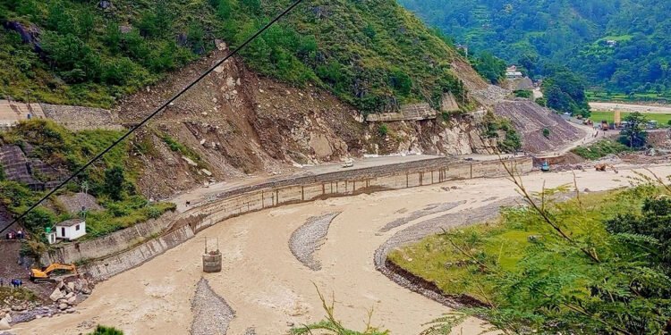 पहिरो खसेपछि बिपी राजमार्ग पूर्ण रूपमा अवरुद्ध