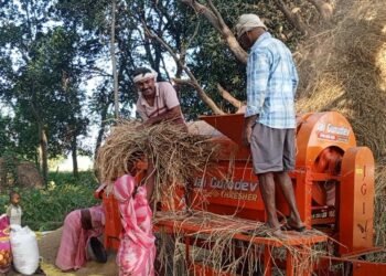 कपिलवस्तुका किसान धान दाइँमा आधुनिक थ्रेसरको प्रयोगतर्फ आकर्षित