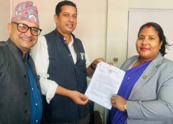 दूधको मूल्य बढाउन माग गर्दै चितवनका किसान काठमाडौंमा, मन्त्रीलाई बुझाए ज्ञापनपत्र