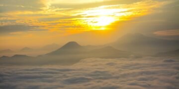 कुहिरोको घुम्टोमा मानुङकोट: पर्यटकको आकर्षण बढ्दो