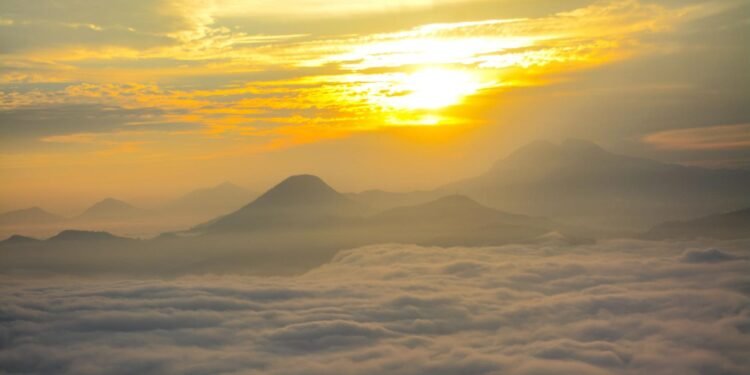 कुहिरोको घुम्टोमा मानुङकोट: पर्यटकको आकर्षण बढ्दो
