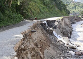 बाढीपहिरोका कारण सडक पूर्वाधारमा क्षति