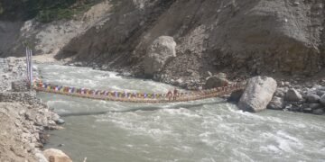 भोटेकोशी बाढीले सडक अवरुद्ध भएपछि स्याफ्रुबेँसी–खाम्जिङ जोड्ने अस्थायी काठेपुल सञ्चालनमा