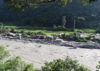 सडक अवरुद्ध : स्याउको चिन्तामा मुस्ताङका किसान